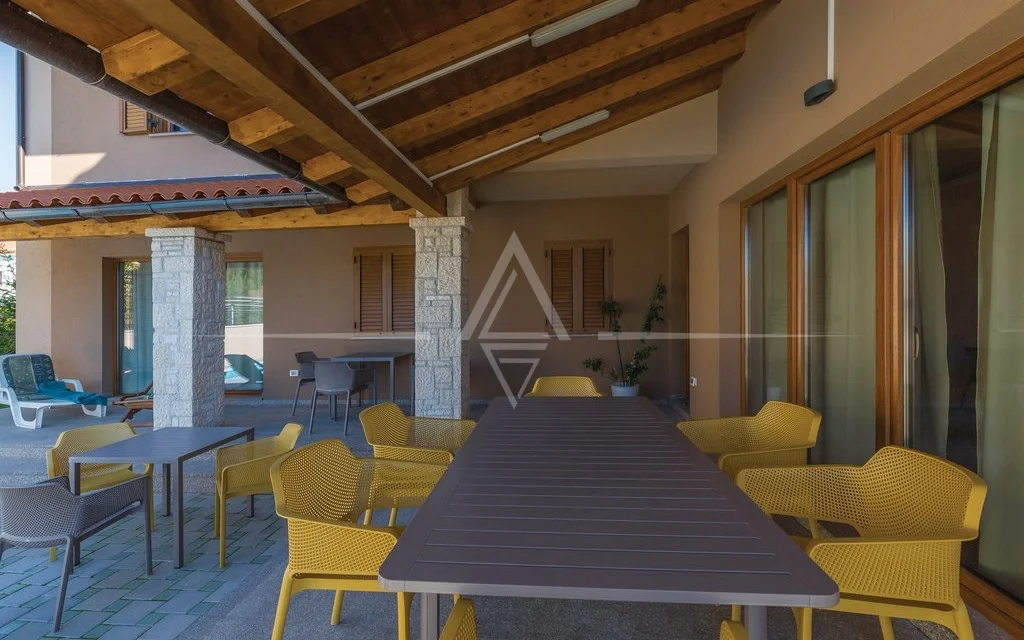 Istria, Medulin - Banjole: Spacious light-filled apartment for sale