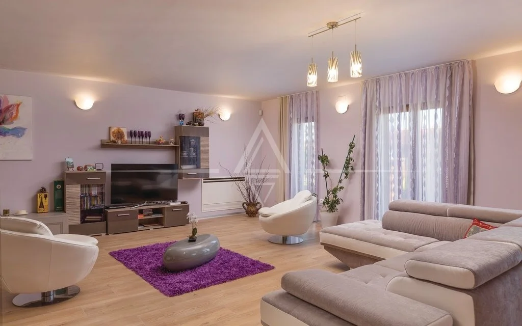 Istria, Medulin - Banjole: Spacious light-filled apartment for sale