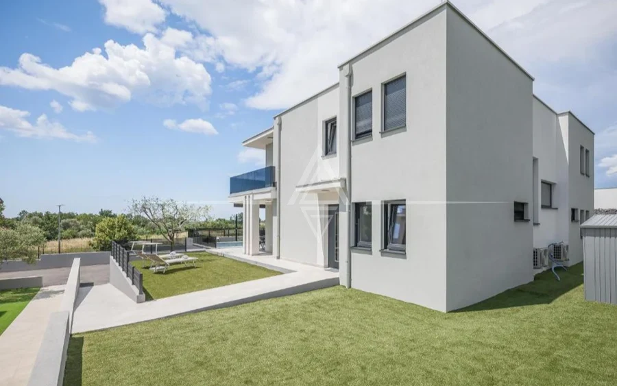 Istria, Lovrečica, Moderna casa bifamiliare con piscina e vista mare