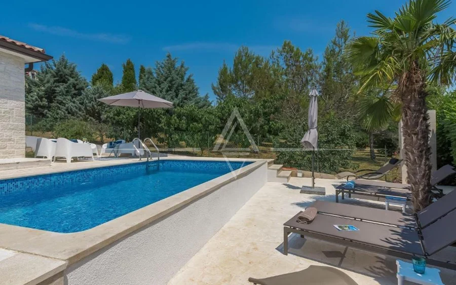 Istrien, Novigrad, Moderne freistehende villa mit pool in ruhiger lage