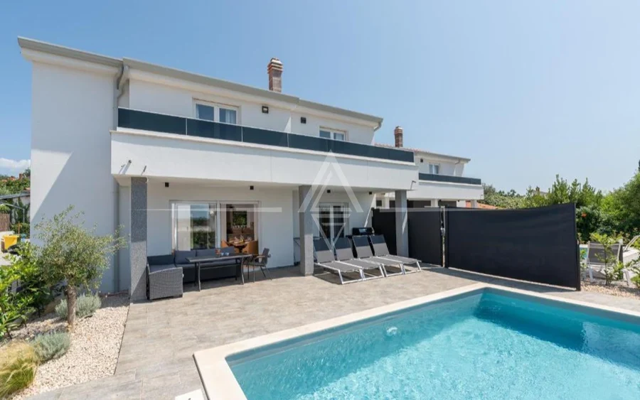 Istria, Poreč, Fully furnished semi-detached house with pool in prime location