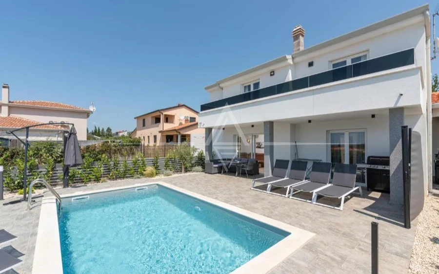 Istria, Poreč, Fully furnished semi-detached house with pool in prime location