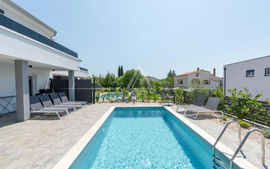 Istria, Poreč, Fully furnished semi-detached house with pool in prime location