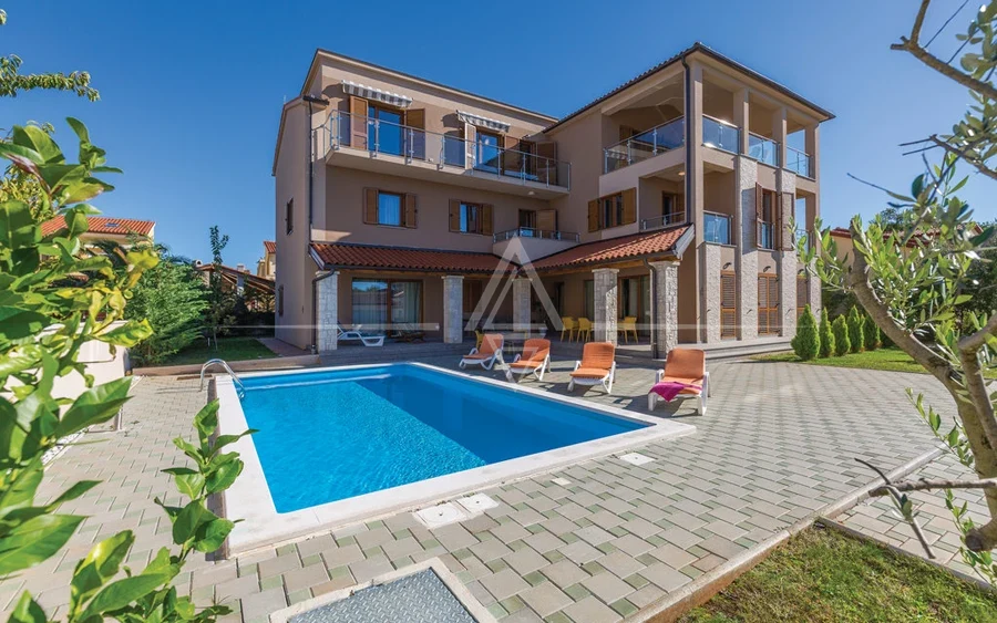 Istria, Medulin - Banjole: Spacious light-filled apartment for sale