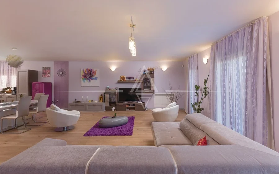 Istria, Medulin - Banjole: Spacious light-filled apartment for sale